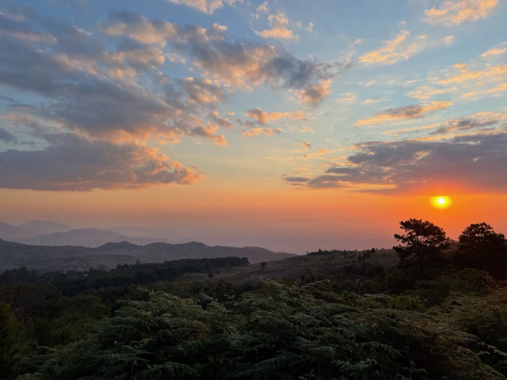 Zonsondergang met een prachtig uitzicht op de bergen voor ons