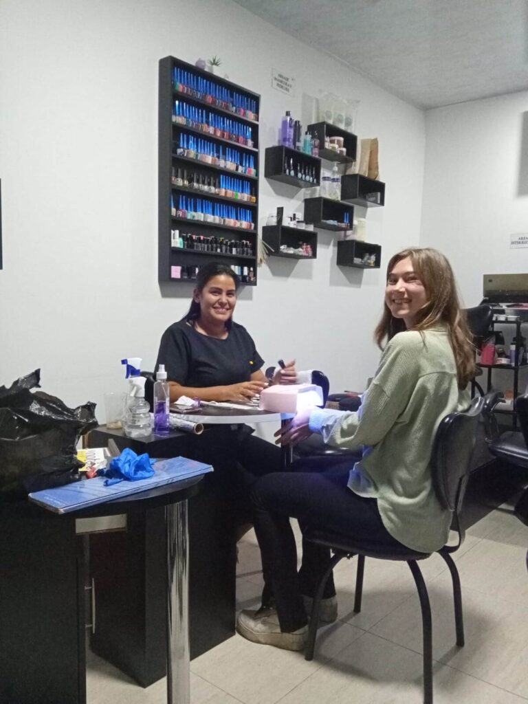 Ik zit in de nagelsalon met tegenover mij de nagelspecialist. We lachen naar de camera. Ze is m'n nagels aan het doen