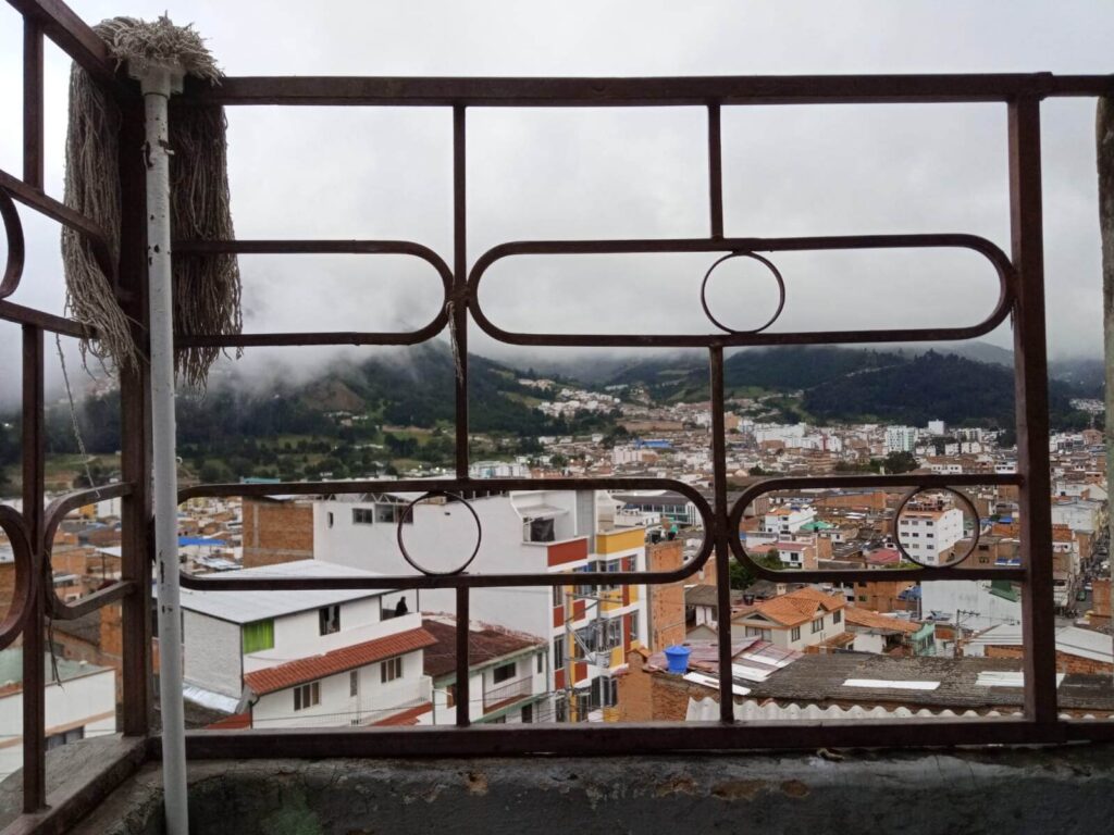 Uitzicht vanaf Vanessa op de stad Pamplona. Het is een bewolkte dag