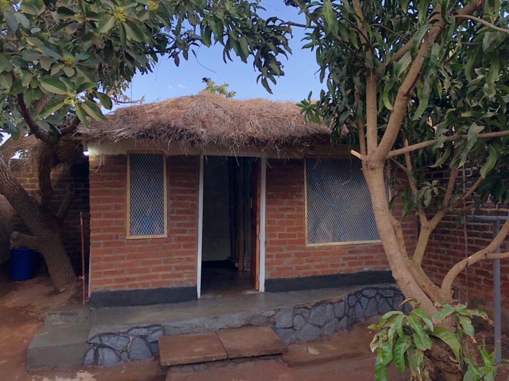 Het huisje voor m'n ouders! Het is van steen gemaakt, heeft 2 ramen, een deur en een rieten dak!