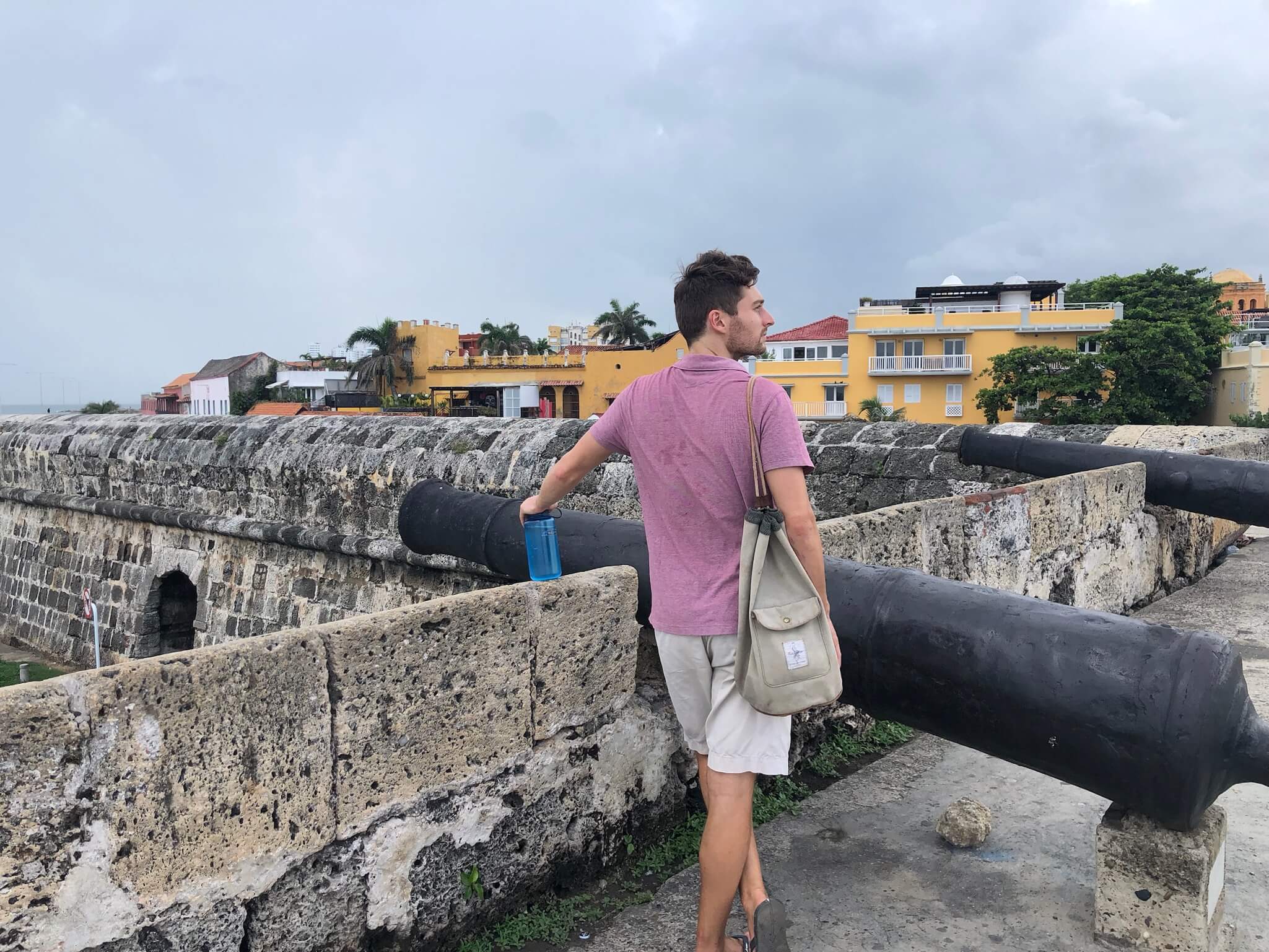 Niels staat naast een kanon