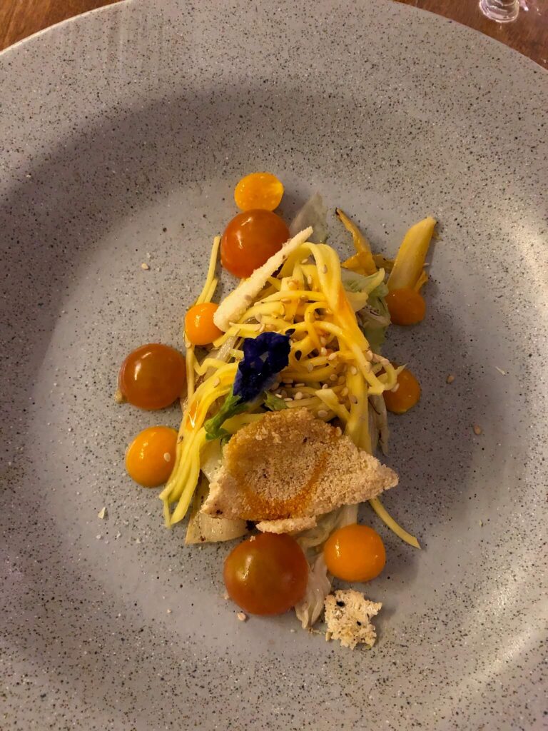 Ook hier een culinair gerecht op een bord met wat taugé en tomaatjes