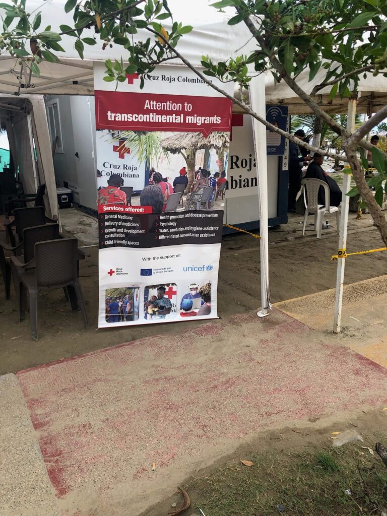 Een Rode Kruis bord waarop wat uitleg staat over de vluchtelingen en hoe ze hier hulp kunnen vinden