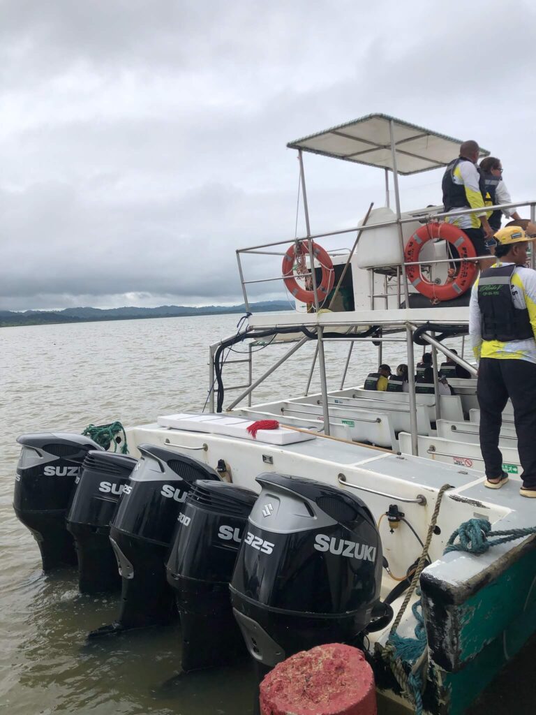 Een boot met 5 motoren aan de achterkant van elk 150PK