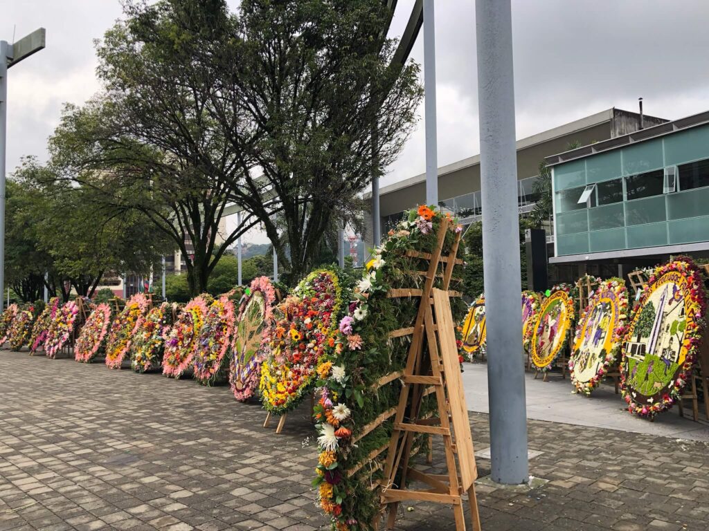 Een rij met bloemenkransen