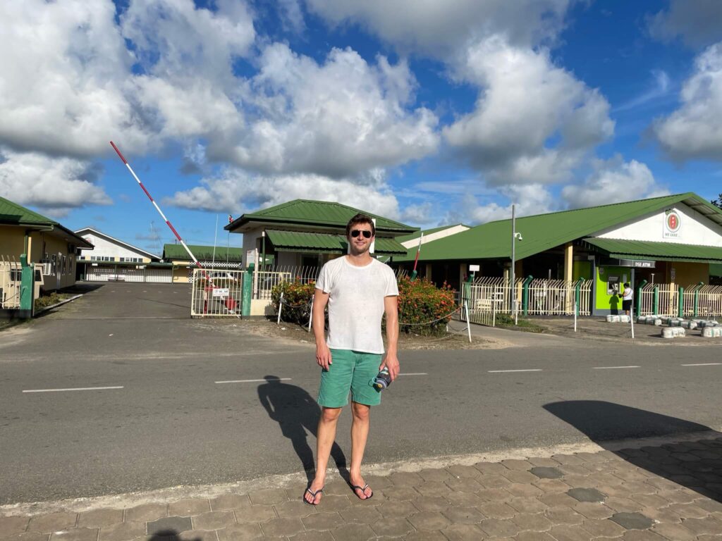 Niels staat poserend voor het MMC, het ziekenhuis waar hij werkt. Het ziekenhuis heeft groene daken