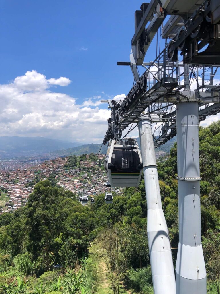 Een gondel in Medellin. In de verte zie je de stad Medellin liggen
