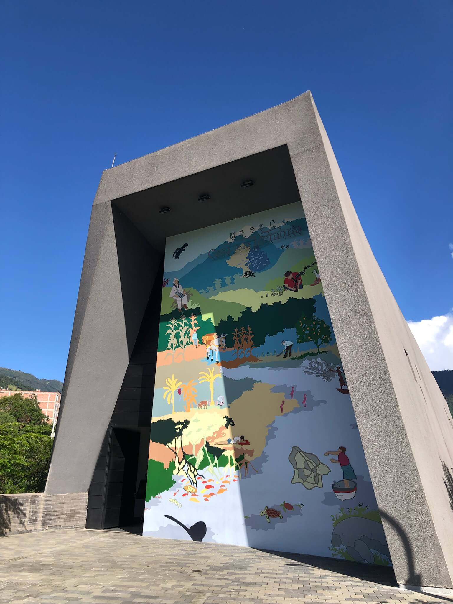Het museum: een hoog smal gebouw van steen, met in het midden allemaal geschilderde tekeningen
