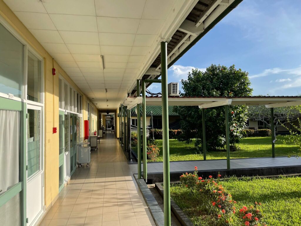 Je ziet hier de binnentuin van het ziekenhuis. De loopbaden lopen door de tuin heen en hebben een overkapping erboven