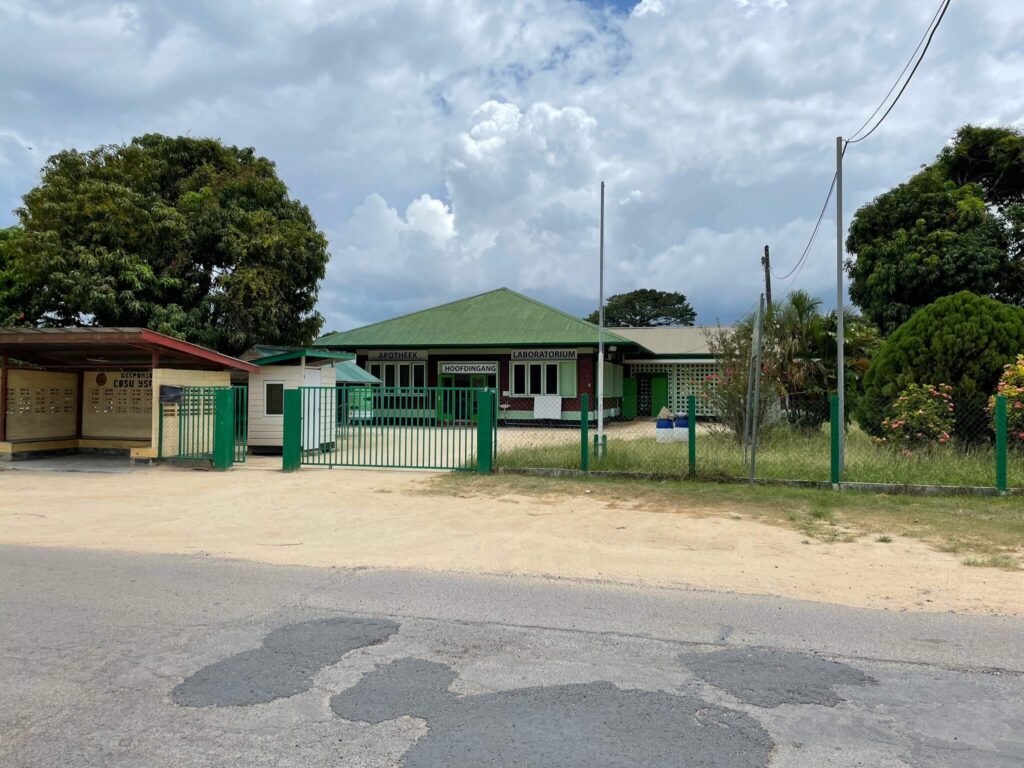Het 'ziekenhuis' in Coronie. Je ziet de hoofdingang met rechts het laboratorium en links de apotheek