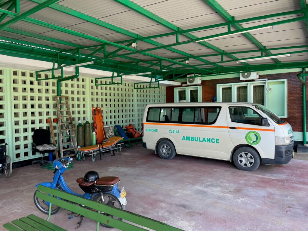 De ambulance staat klaar naast het ziekenhuis