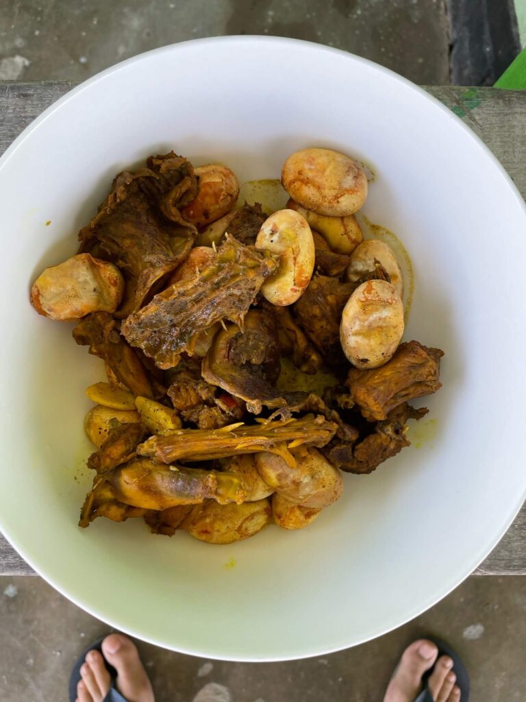 Een bord met eten: het is vlees van de leguaan