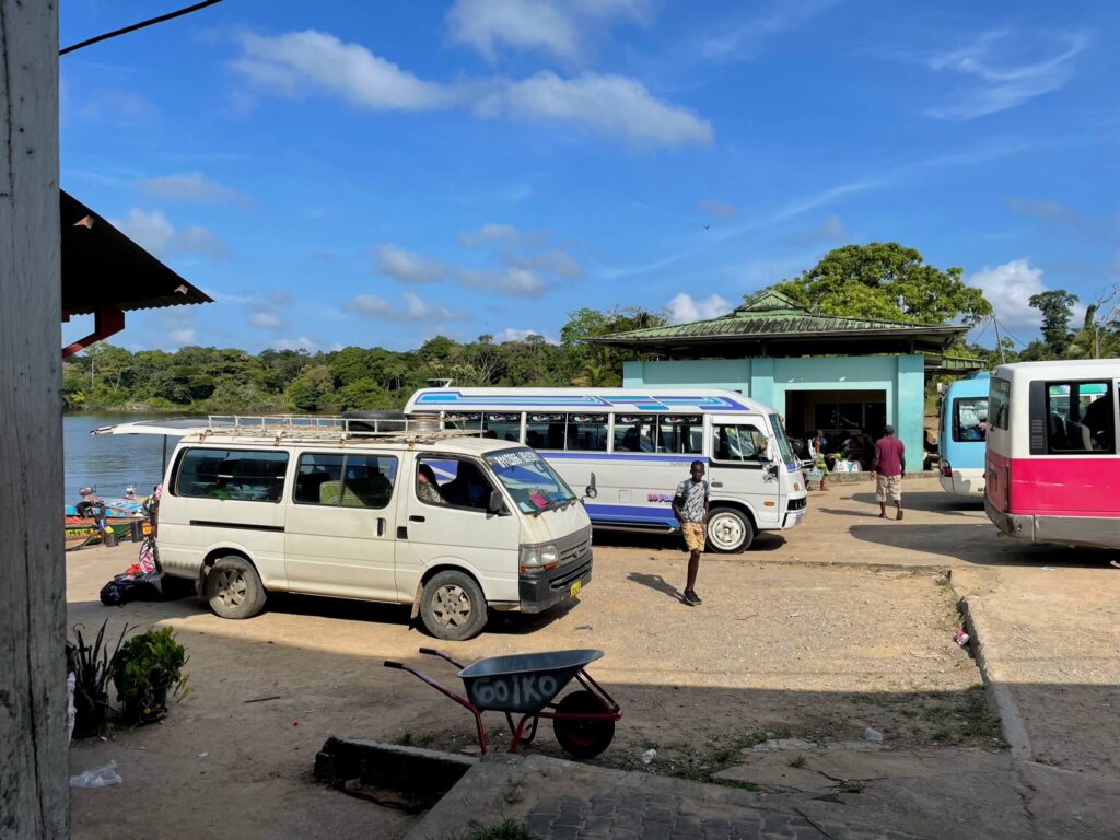 De bussen staan naast de rivier naast elkaar geparkeerd. Dit is de plek waar je van de bus overstapt op de boot en vice versa.