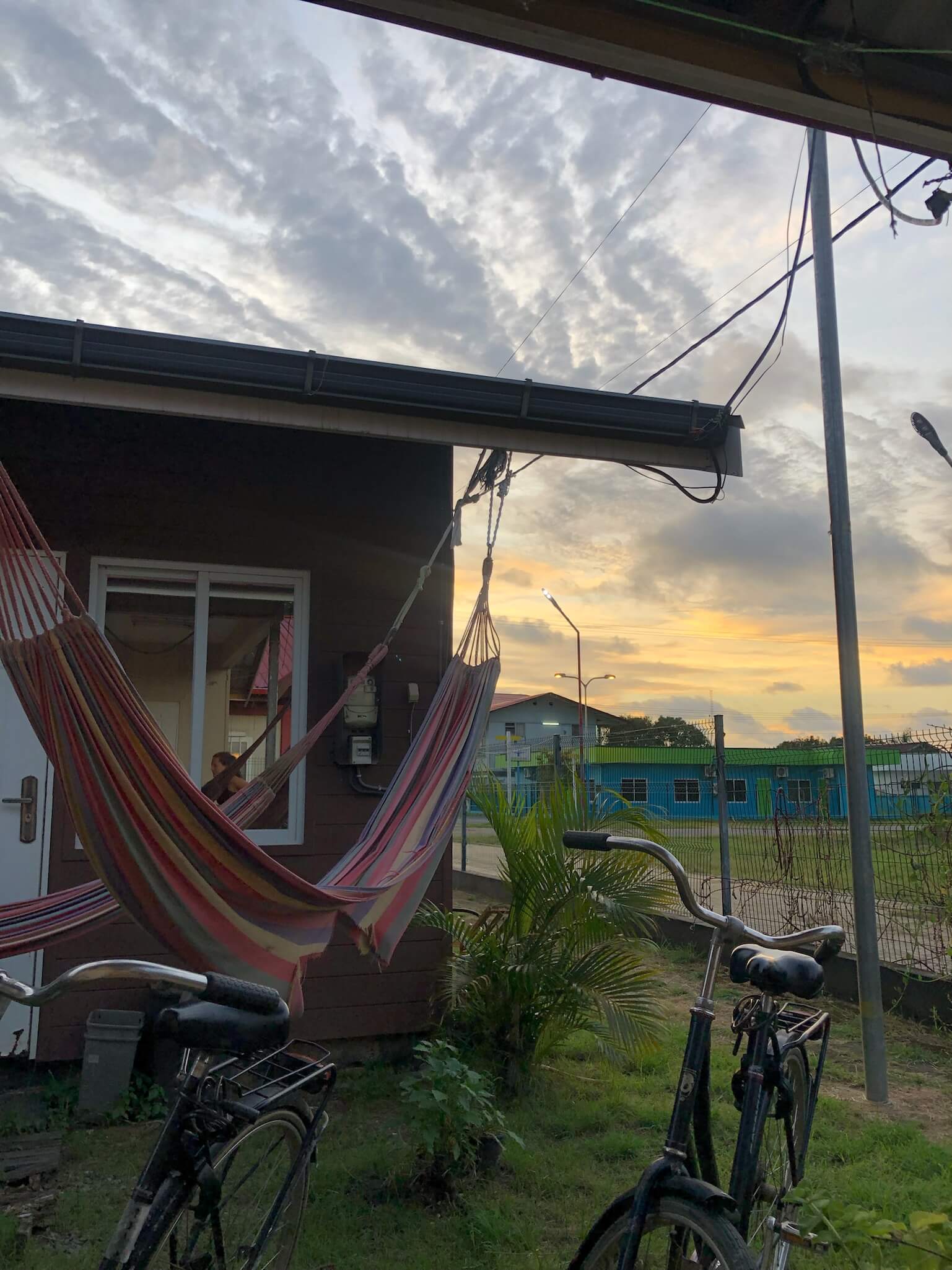 De zijkant van ons huisje. Hier hangen 2 hangmatten en er staan 2 fietsen