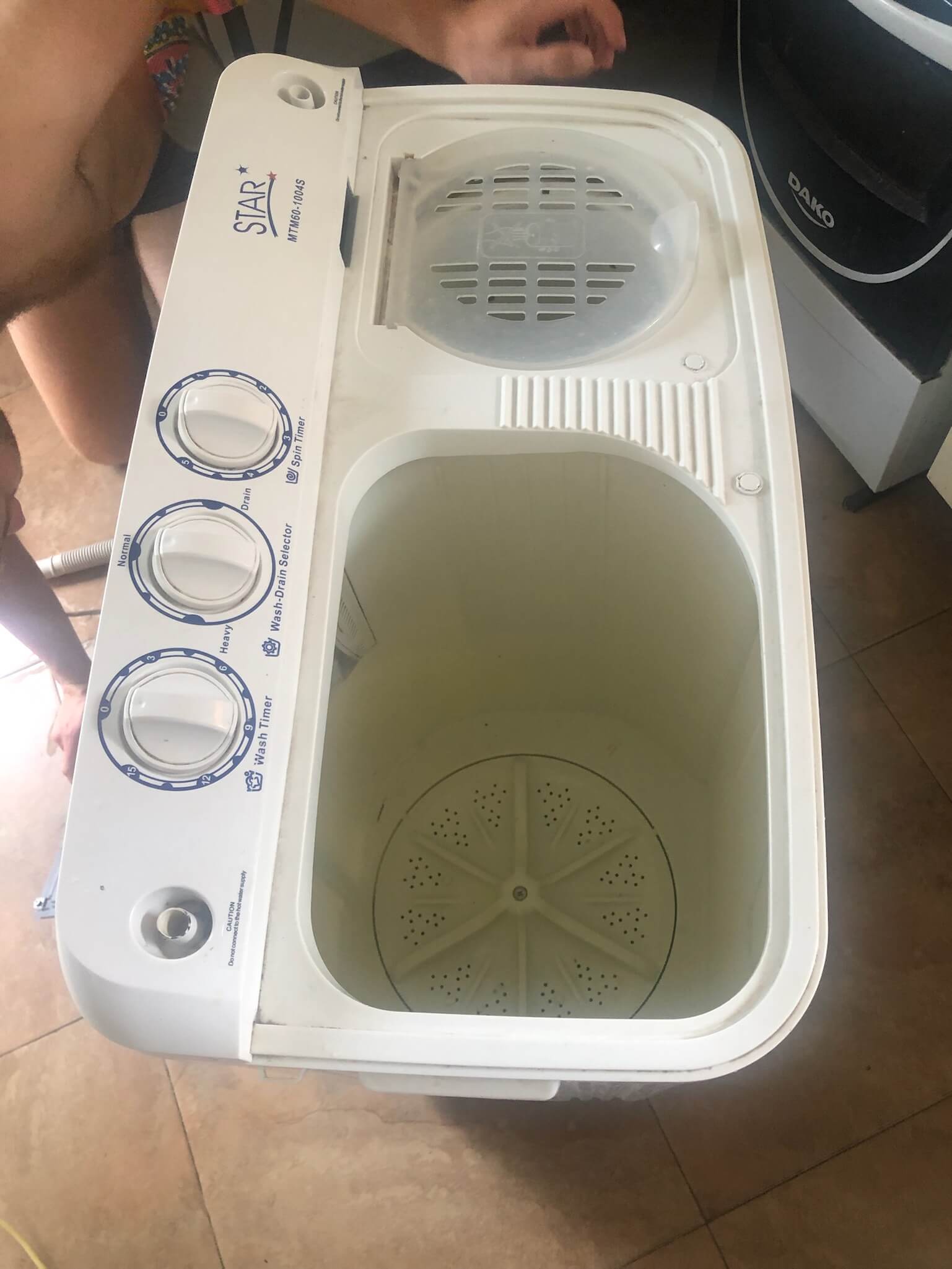 De wasmachine! Deze ziet er iets anders uit dan in Nederland. De wasmachine heeft aan de bovenkant twee openingen. Het gat links is het gat waar de was in kan worden gedaan voor het wassen. Het gat aan de rechterkant is om de was in te drogen.