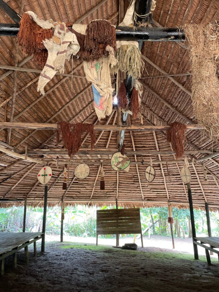 een grote rieten hut waar de lokale mensen uit de amazone vieringen met elkaar hebben