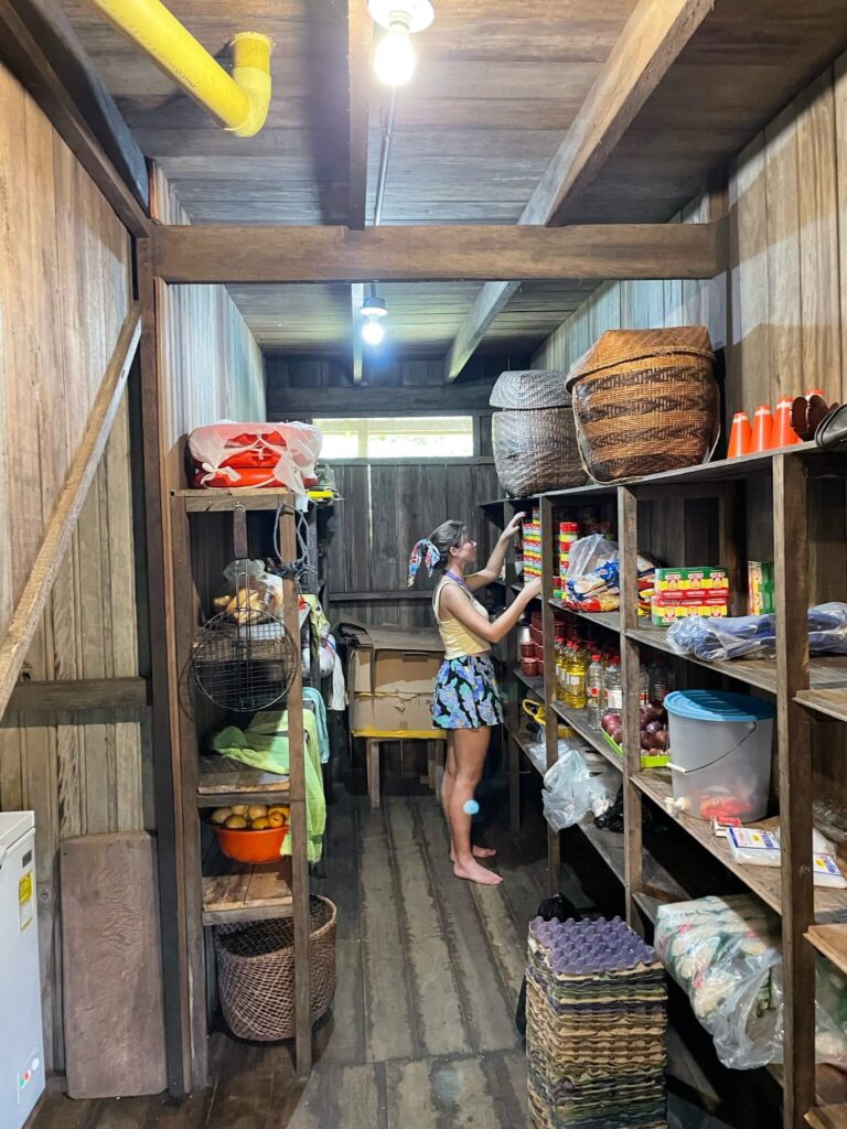 ik sta in een voorraadhok bij casa gregorio waar ik een blik terugzet op z'n plek