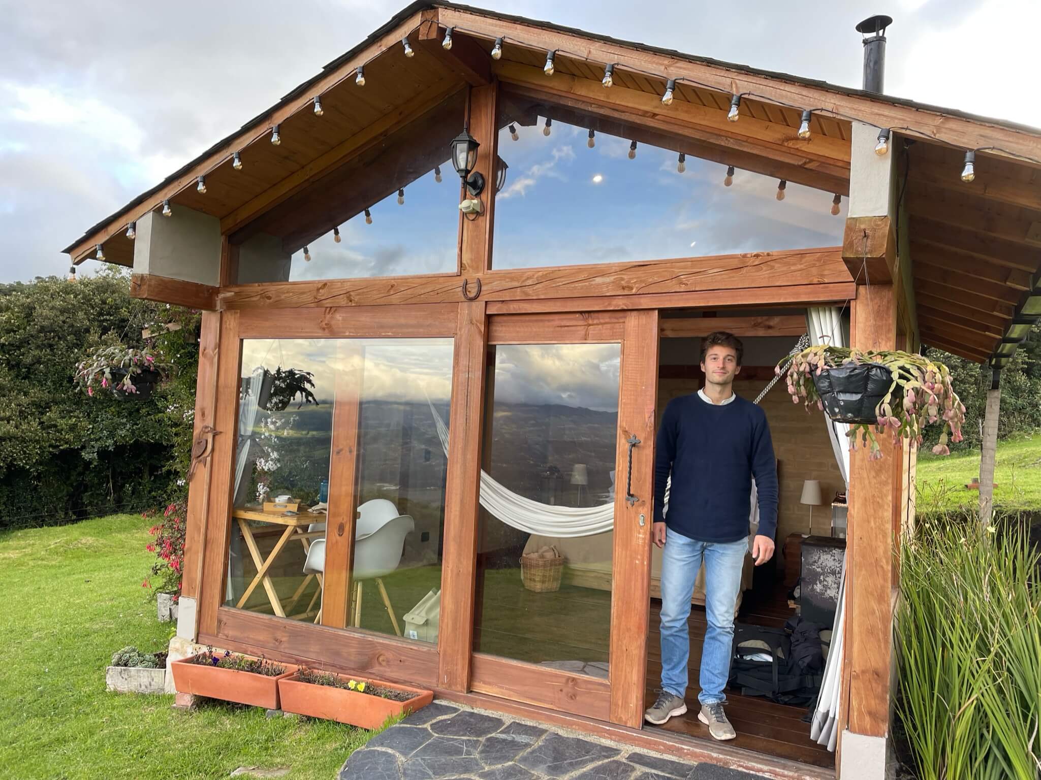 een houten huisje met niels in de deuropening