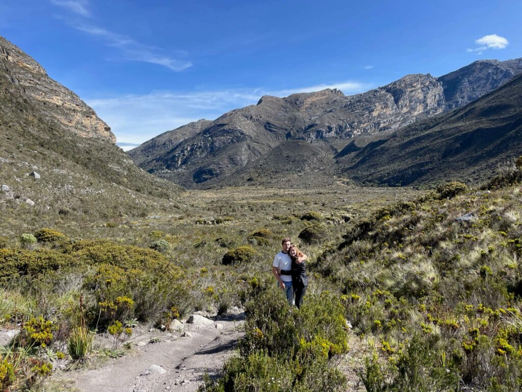 niels en ik staan geposeerd in de vallei tussen de groene grond met gele bloemen met op de achtergrond een grijze berg