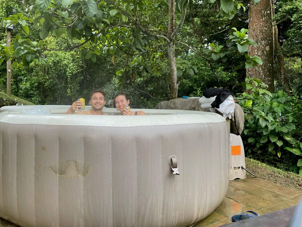 Niels en ik zitten hier in een jacuzzi en houden een biertje in de lucht. We lachen in de camera