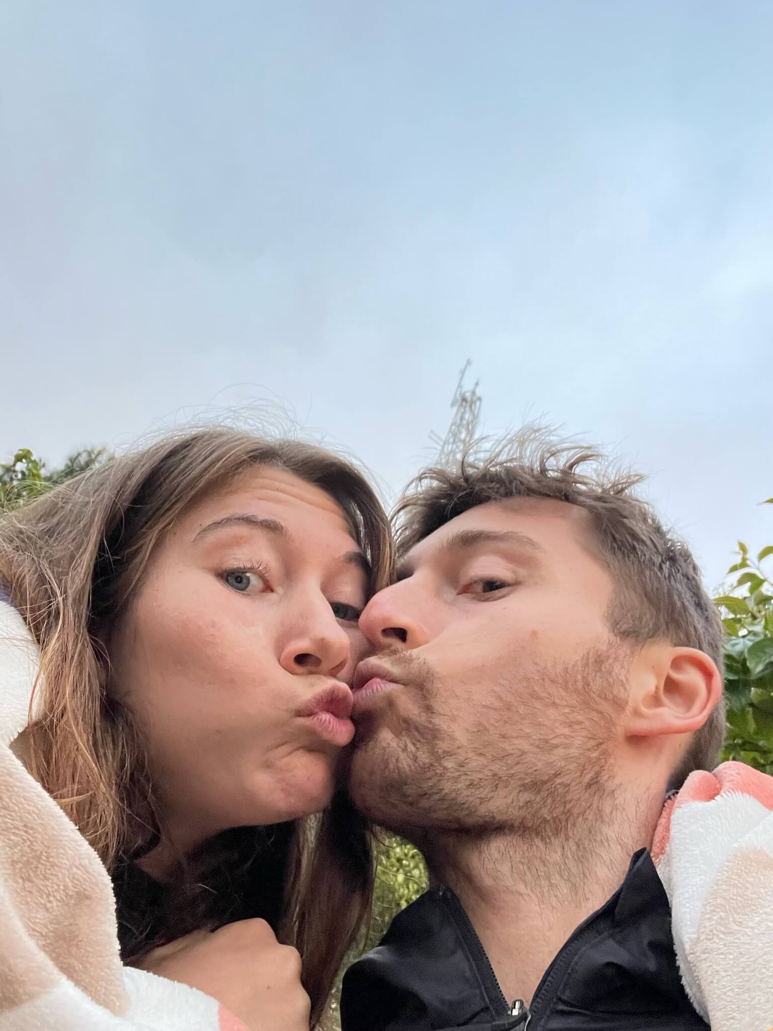 Niels en ik nemen hier een selfie en geven elkaar een halve kus