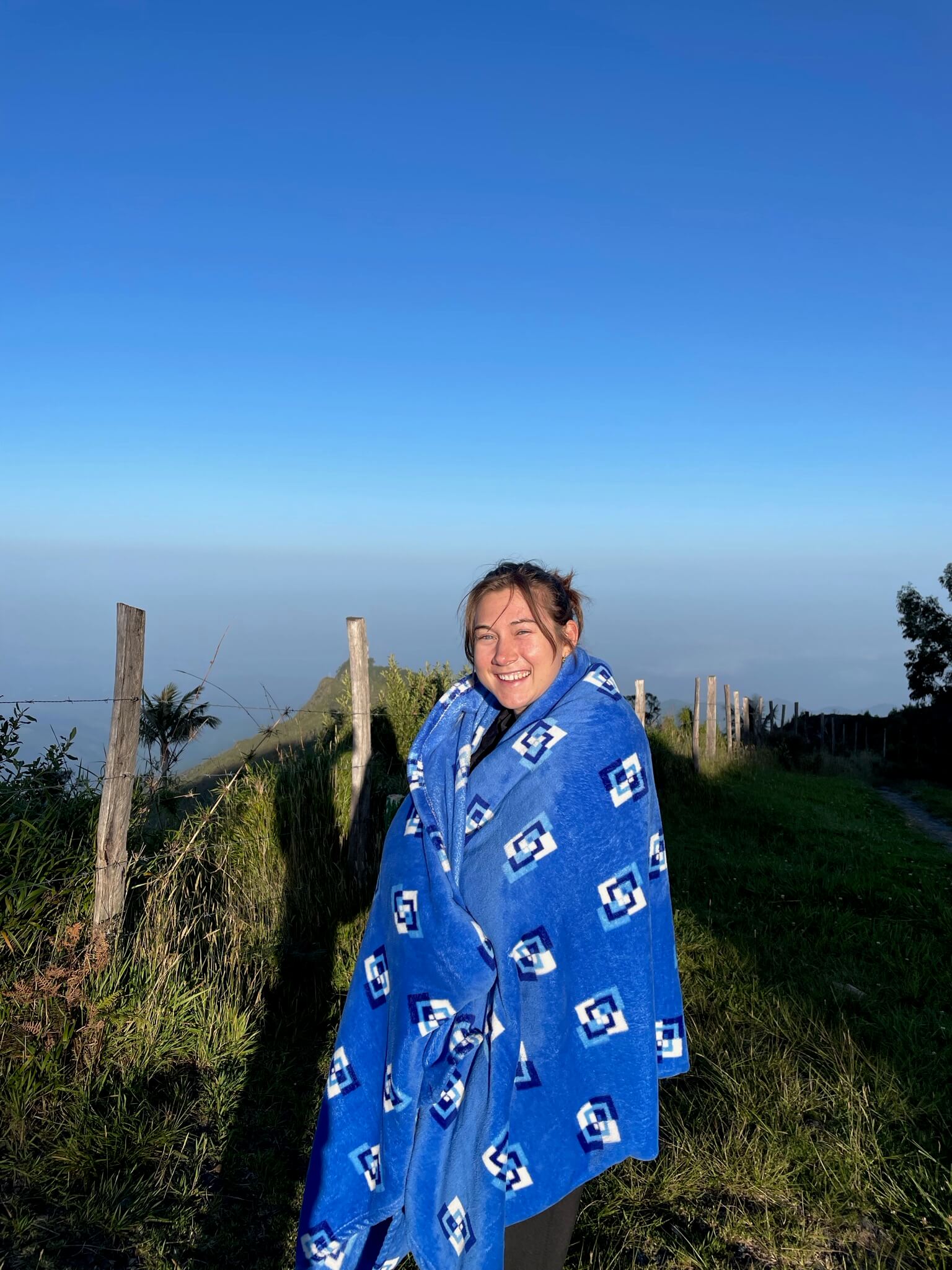 Je ziet mij op de berg staan met een dikke blauw deken om me heen