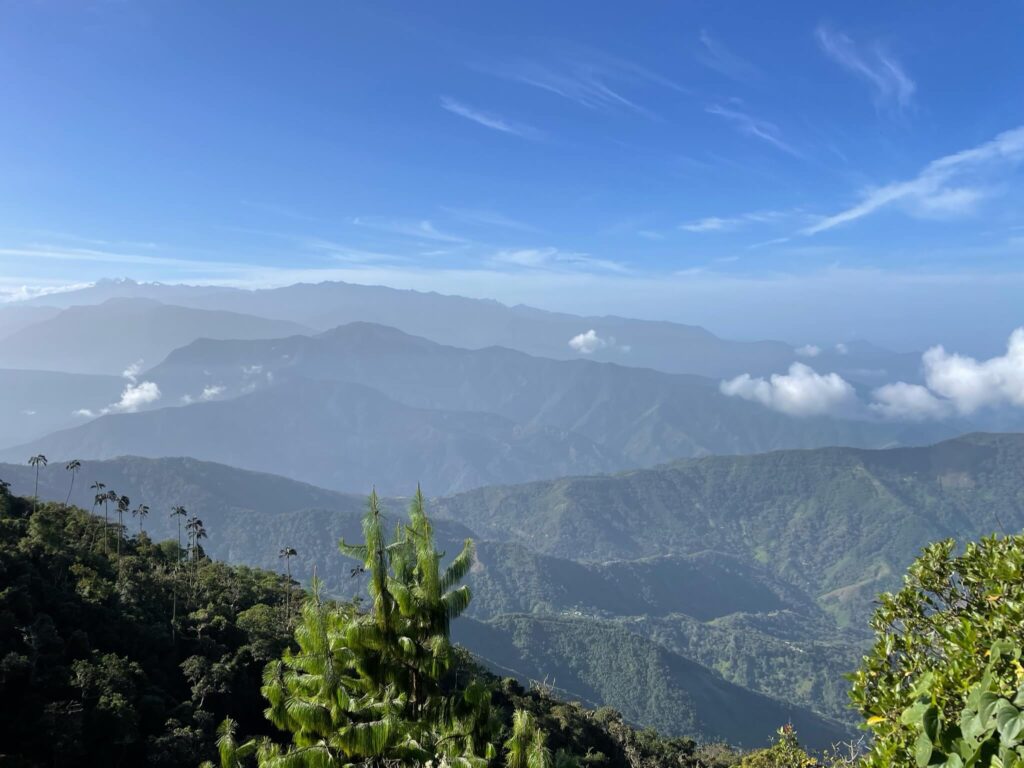 Uitzicht vanaf de berg op allemaal bergen die achter elkaar staan
