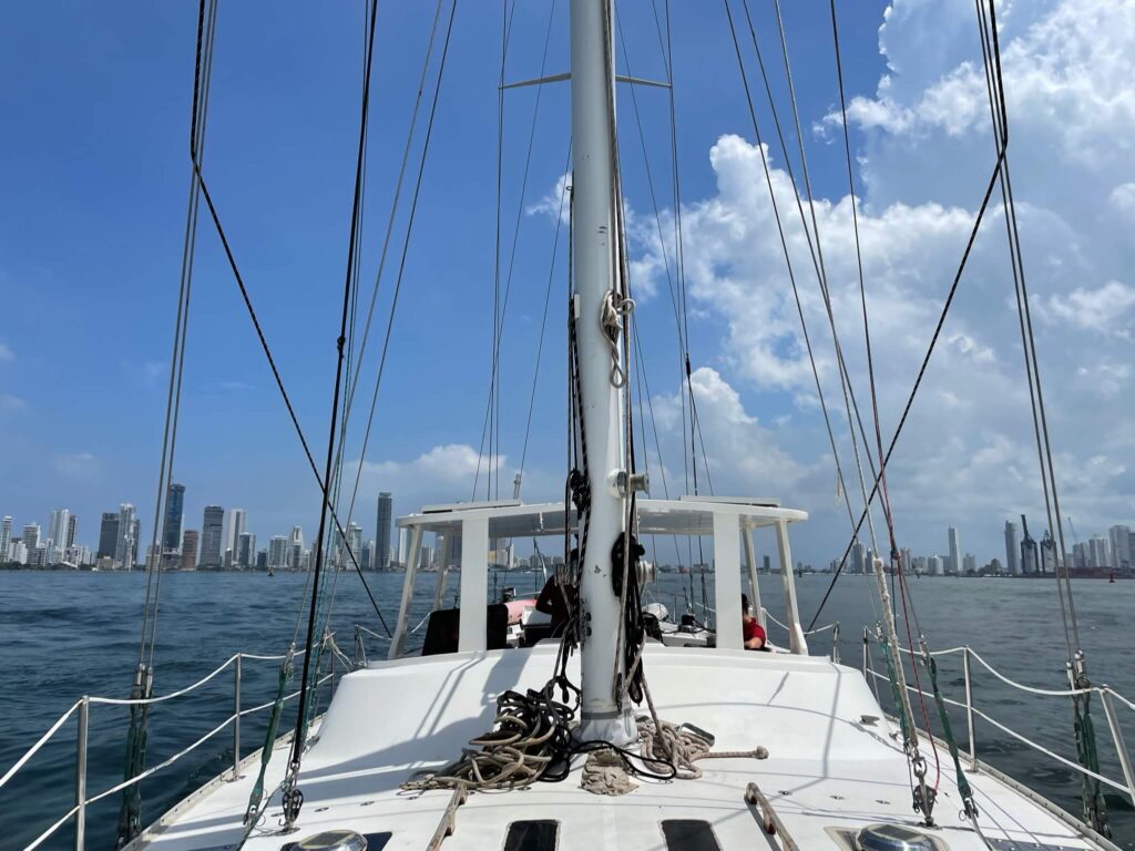 Je ziet de zeilboot in het water liggen