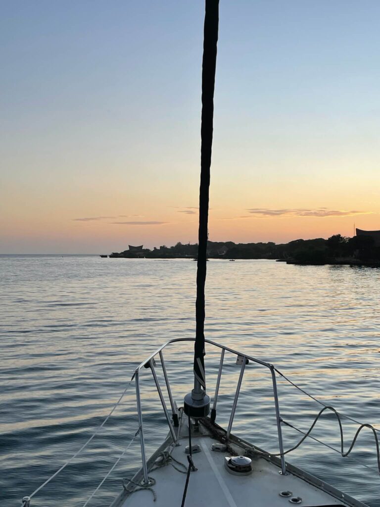 Vanaf de zeilboot zie je de zee met een mooie zonsondergang in de verte