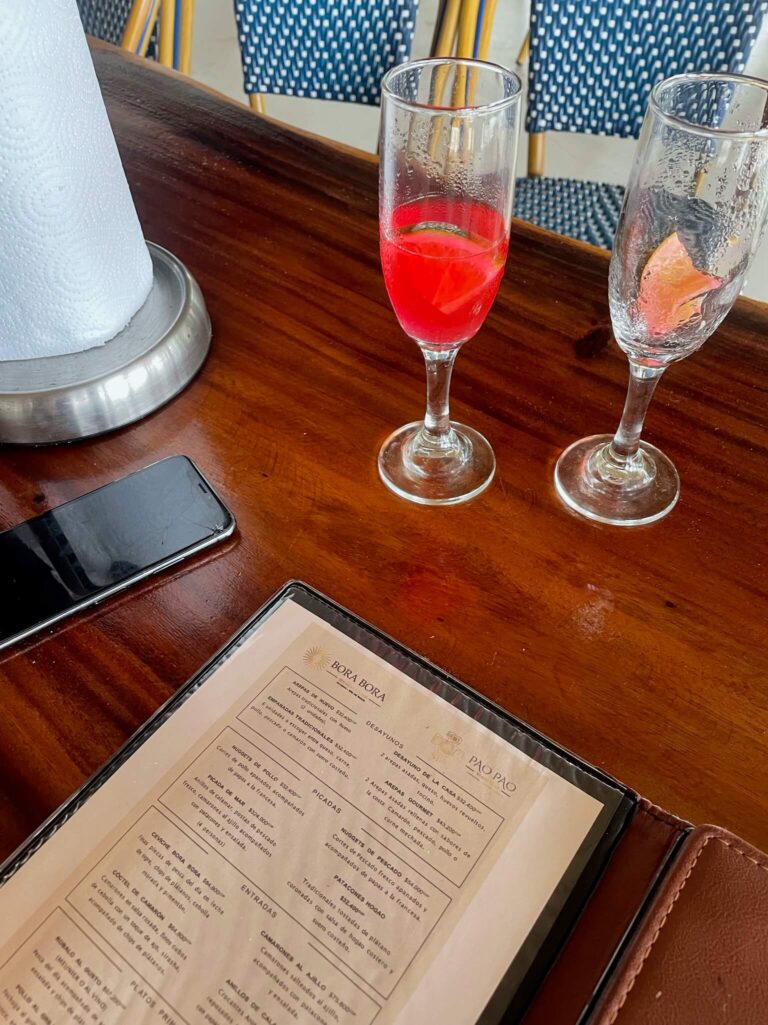 Op de tafel zie je een drank menu liggen met daarnaast de 2 proseccoglaasjes waar ons welkomstdrankje in zat.