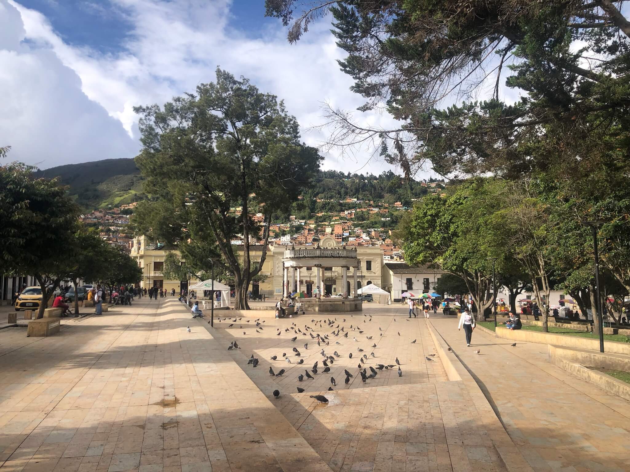 Het plein van Pamplona met wat vogels op de tegels en in de verte een klein stenen podiumpje
