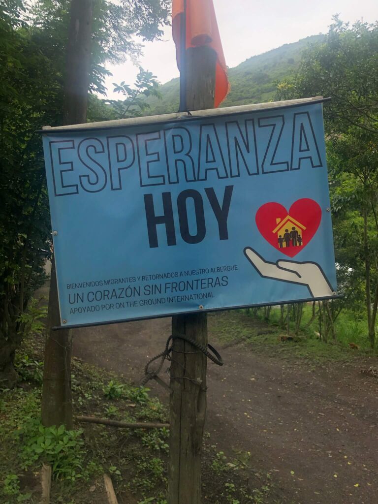 Een blauw bord waarop staat 'Esperanza Hoy'