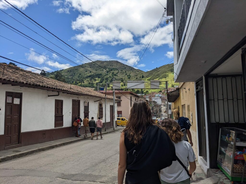 Een straatje buiten Pamplona waar ik doorheen loop, ik ben van de achterkant gefotografeerd.