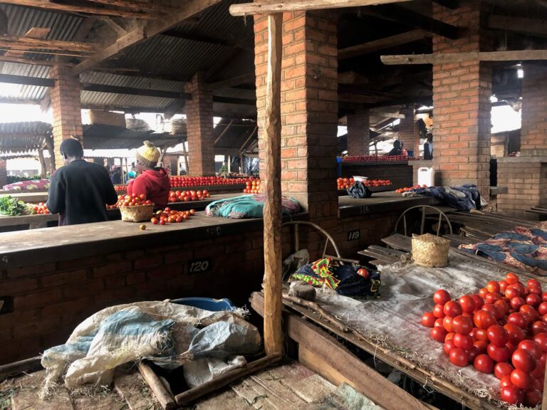 Marktkraampje met tomaten