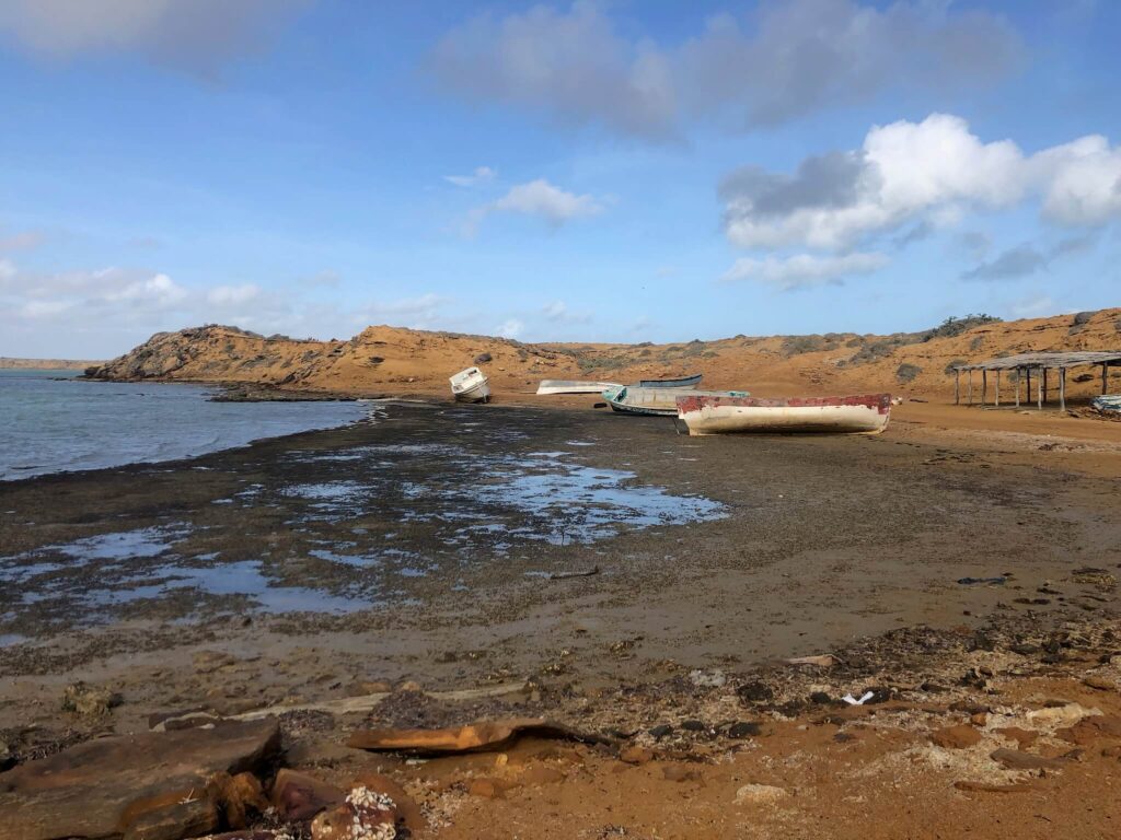 Je ziet hier de zee die eigenlijk een beetje moerassig overloopt naar het strandgedeelte. Er liggen enkele bootjes in het water