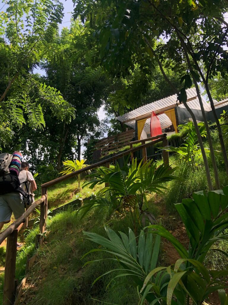 Niels loopt op in de tuin op een trap omhoog richting het hobbit huis
