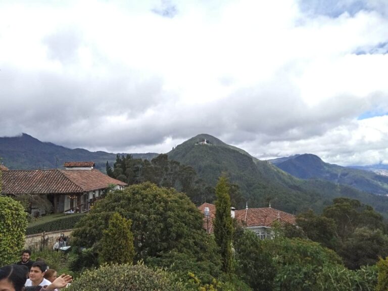Een foto genomen vanaf de berg Montserrat met prachtig uitzicht op een andere groene berg en een restaurant