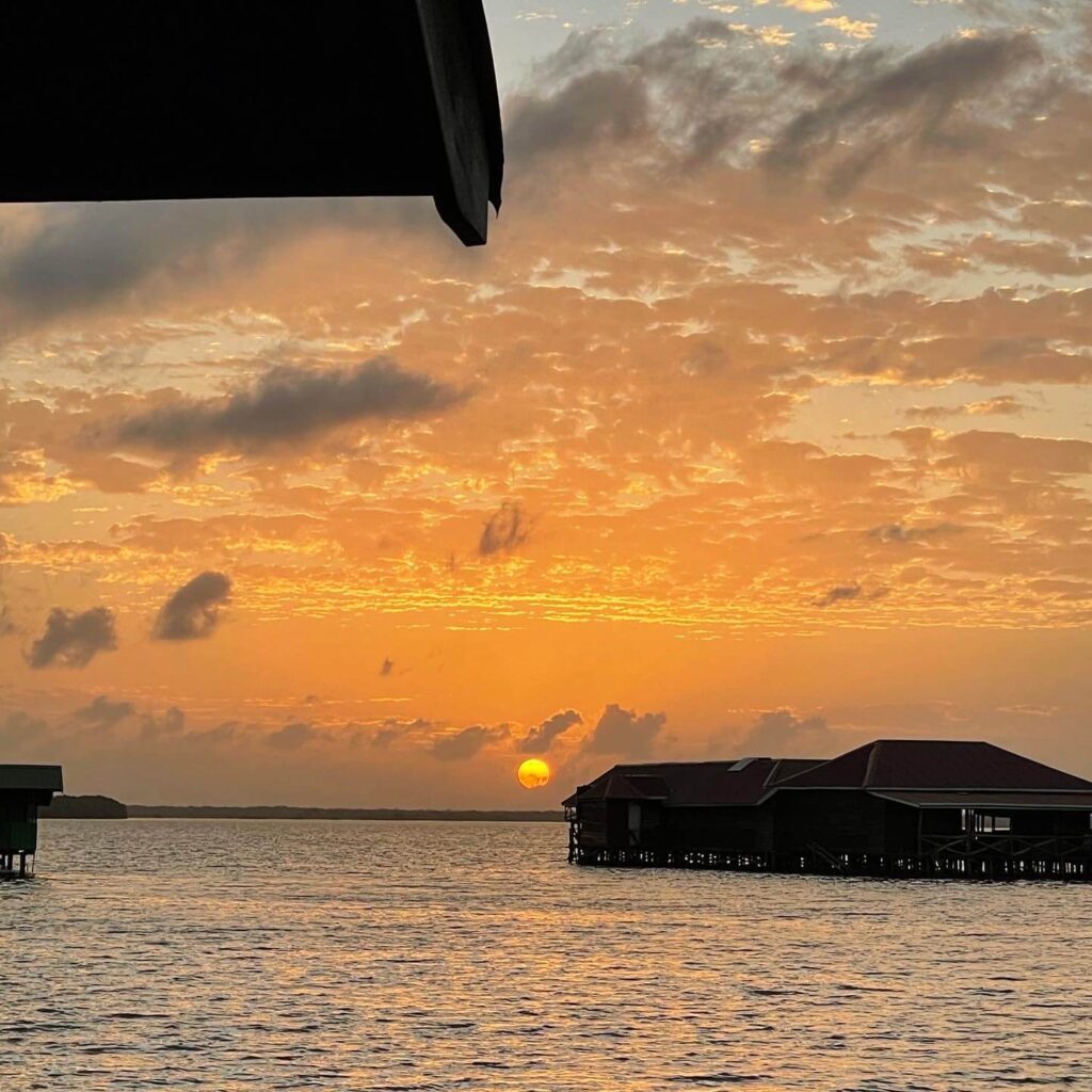 Een prachtige zonsondergang boven bigi pan met een oranje lucht