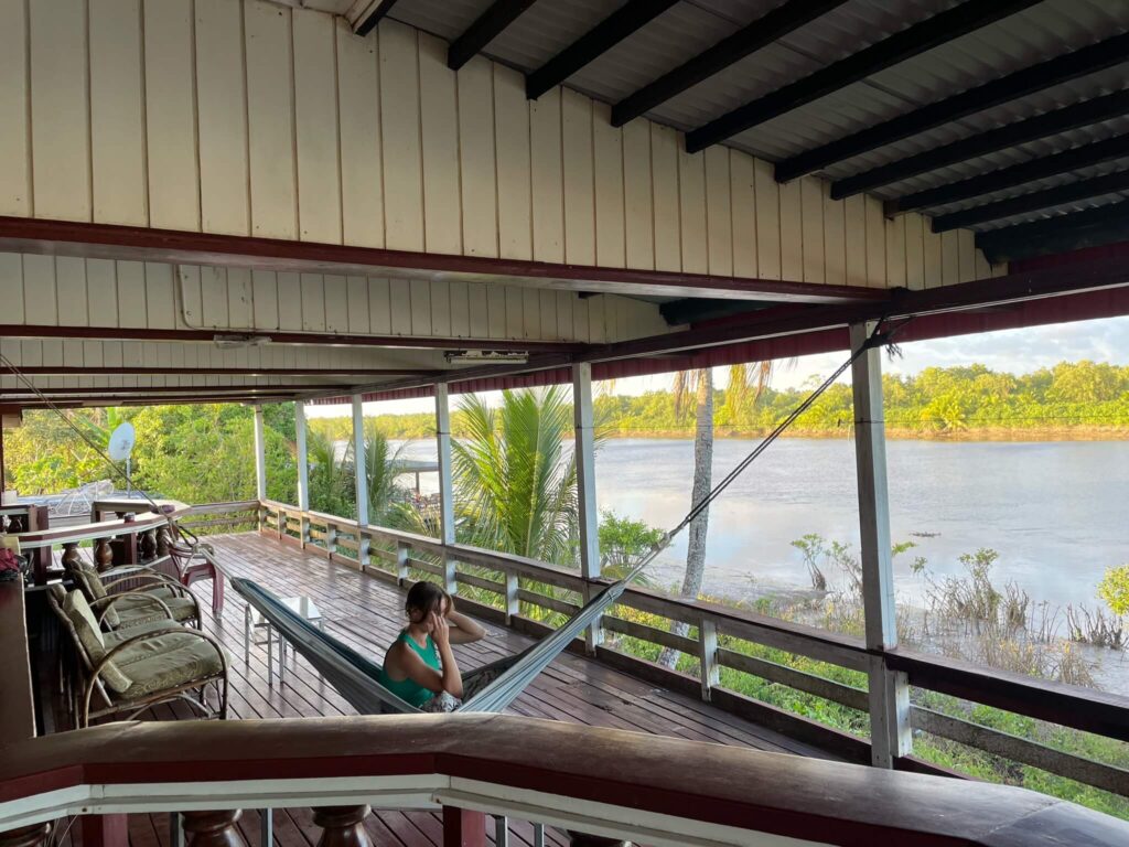 Ik zit in de hangmat die op de veranda hangt
