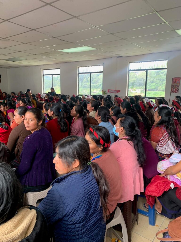 De zaal zit vol met lokale vrouwen. Ze zijn allemaal vanaf de achterkant gefotografeerd