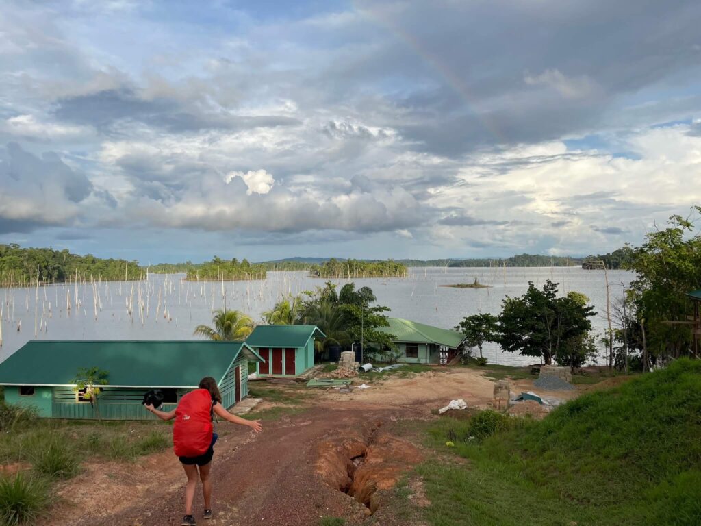 Irene is van de achterkant gefotografeerd. Ze loopt over een pad naar beneden en voor haar zie je heel veel water: we zijn aangekomen op Stonde Island!
