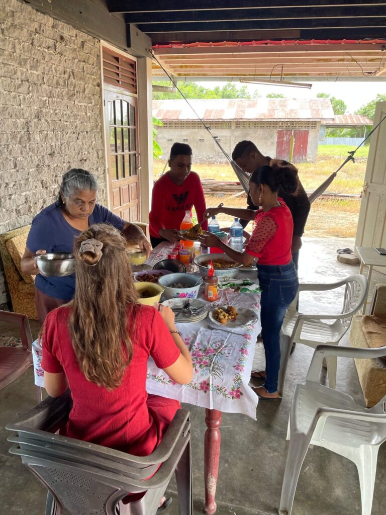 De tafel is gedekt voor Kerst en iedereen staat ernaast om z'n bord op te scheppen