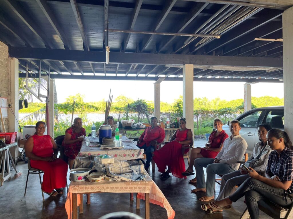 Het Valentijnsdiner: we zitten met iedereen in rood en witte kleding aan een lange tafel