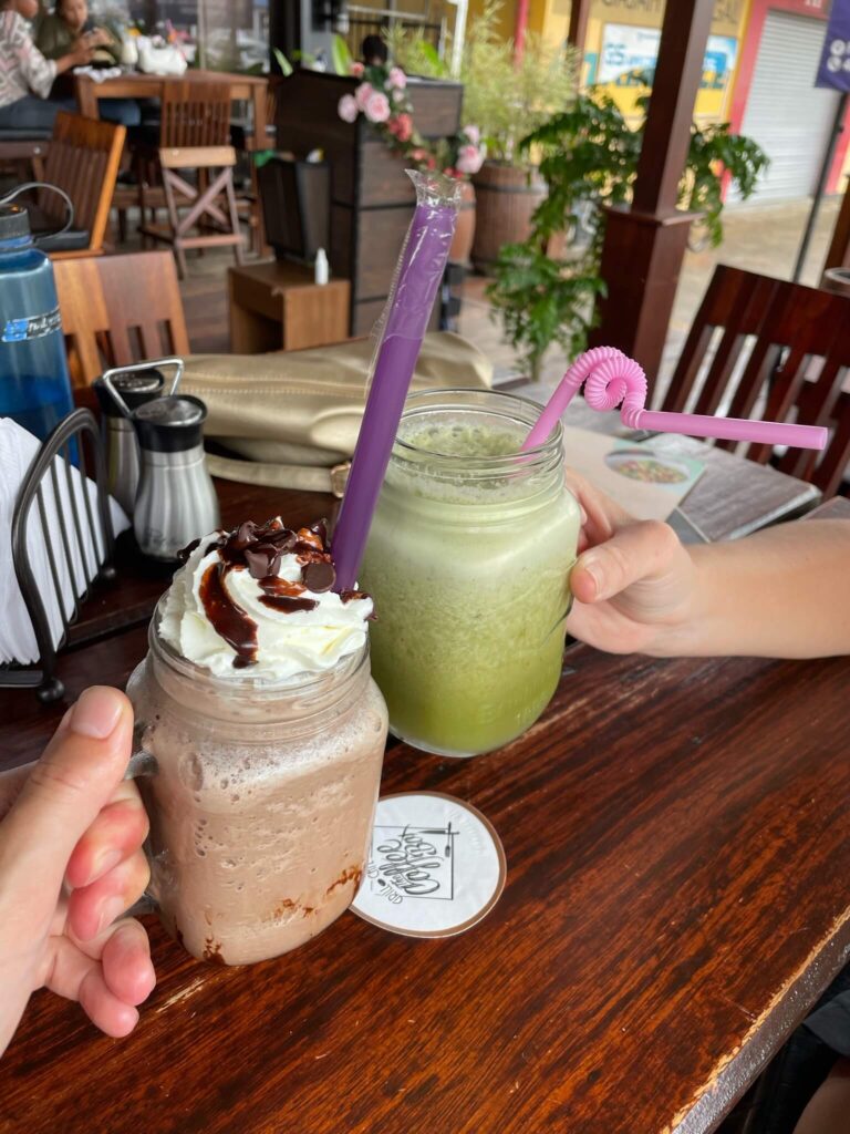 Een groene smoothie en een chocolade frappé