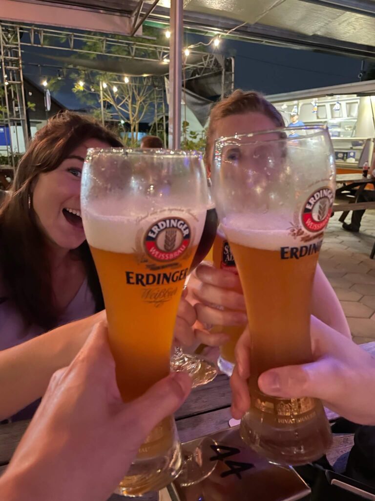 Er worden twee speciaal biertjes omhoog gedaan. Je ziet mij erachter lachen