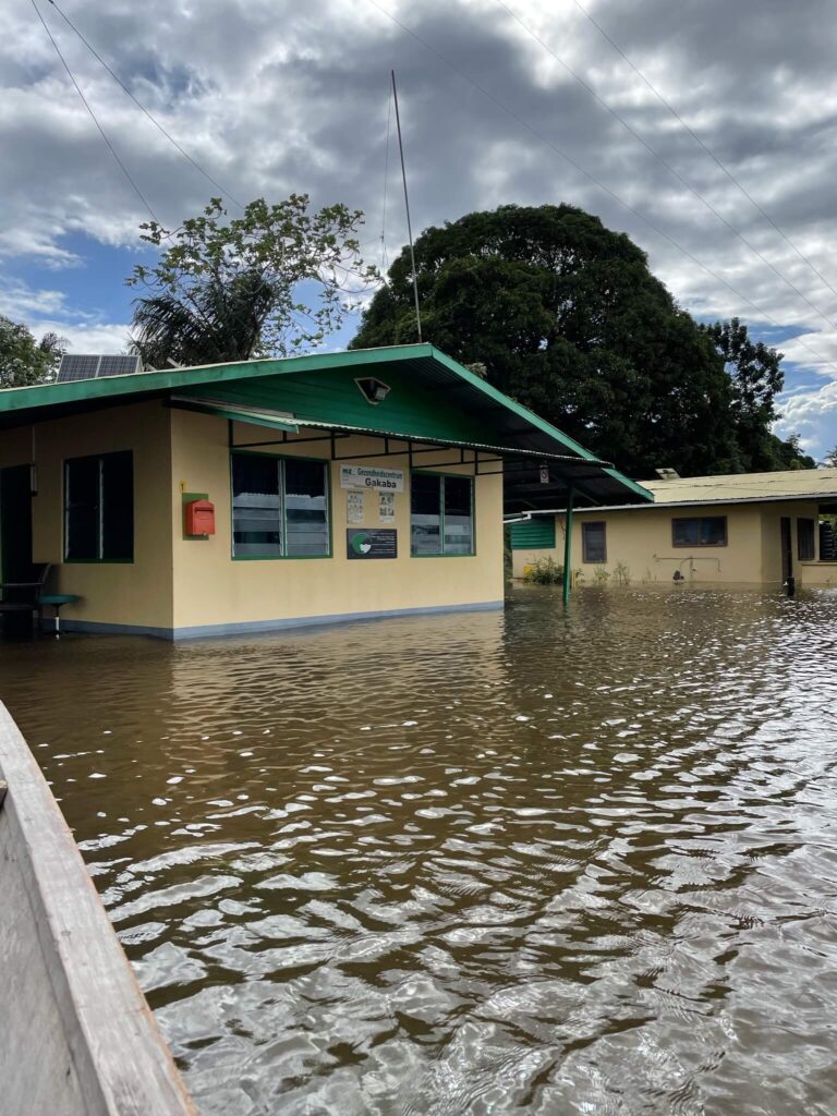 Je ziet hier een huis met daaromheen alleen maar water. Eerder was hier gewoon land te zien maar het staat nu helaas onder water