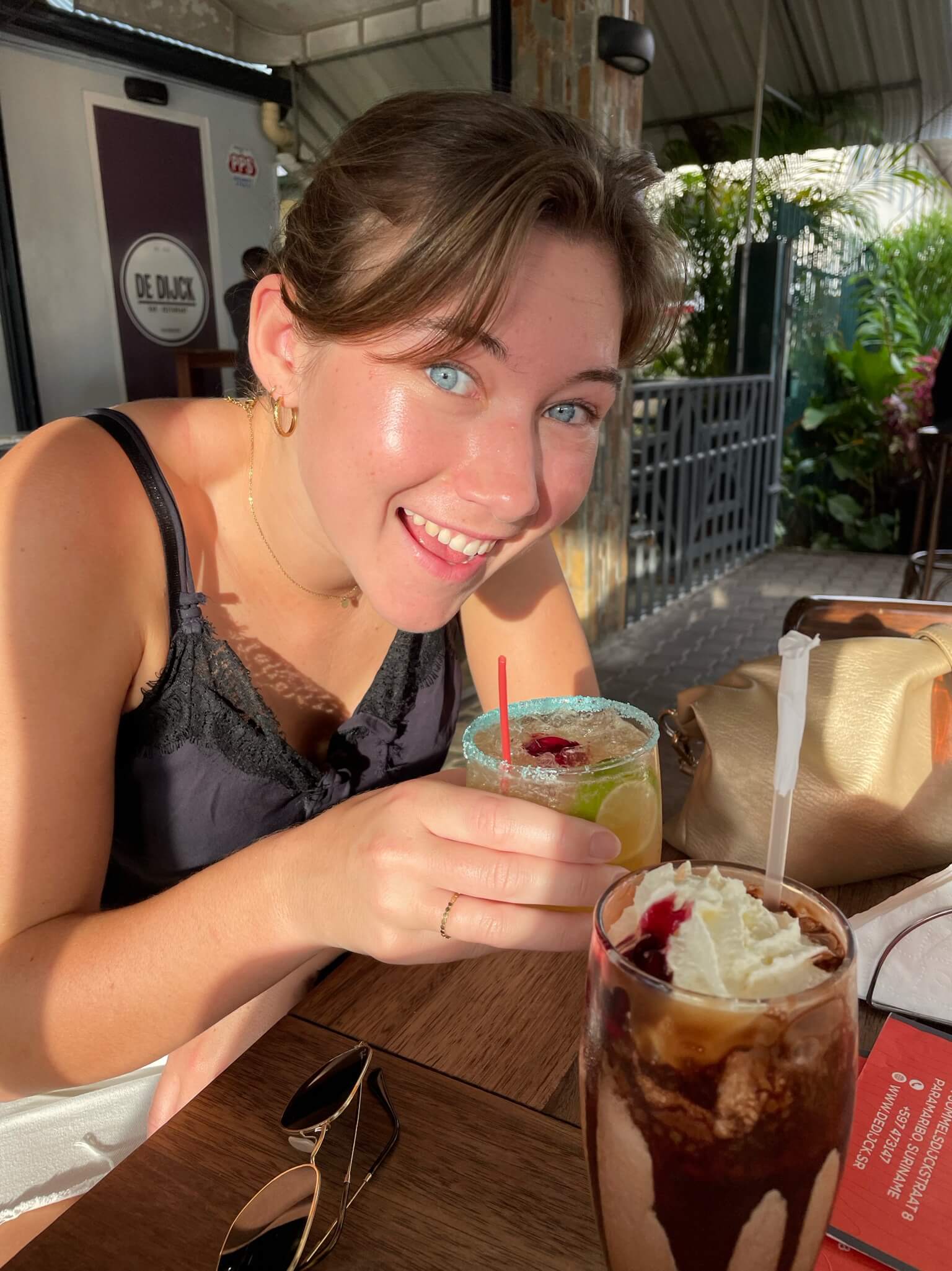 Ik poseer hier met een cocktail in m'n handen en lach naar de camera