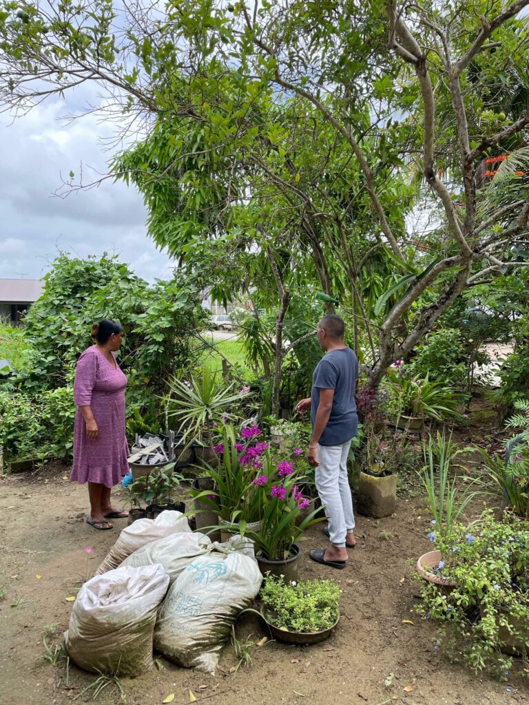 John en z'n moeder geven ons een rondleiding door hun tuin