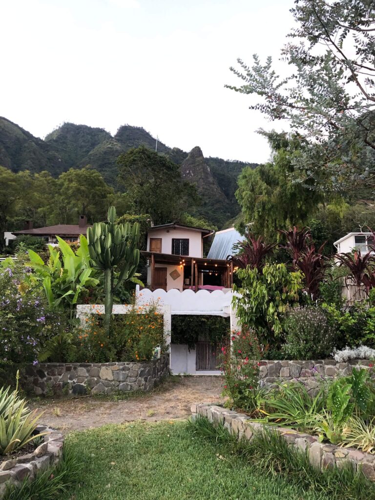 De accommodatie in Santa Cruz: een bijzonder huisje gebouwd tegen de groene bergen aan