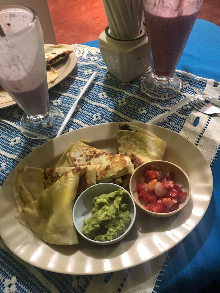 De quesadilla's die we bovenop de berg kregen met daarnaast twee bakjes met guatemala en salsa